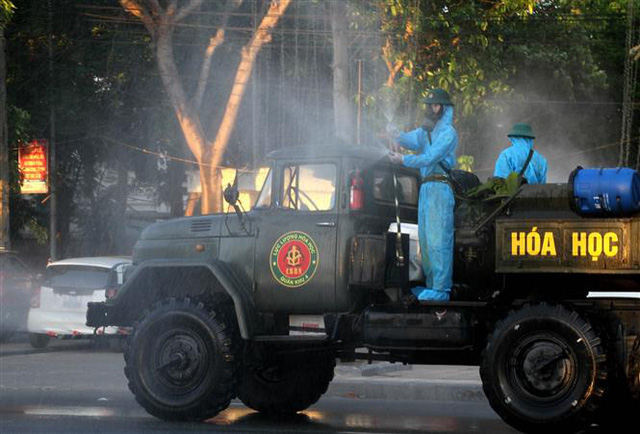 Lực lượng chức năng đã điều động 6 xe chuyên dụng quân sự, 2 xe cứu hỏa để phun hóa chất khử trùng toàn bộ thành phố Vinh