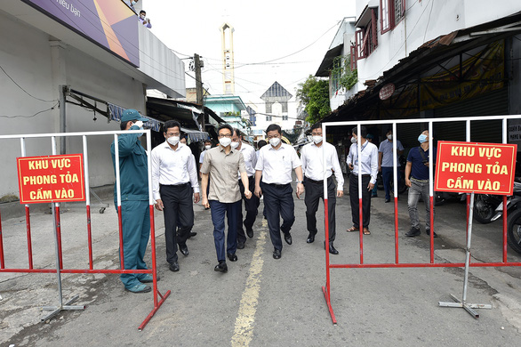 Phó Thủ tướng Vũ Đức Đam kiểm tra một khu phong tỏa trên địa bàn quận 12