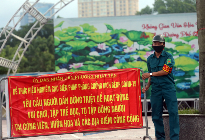 Đúng 18h, lực lượng công an, dân phòng phường Nhật Tân (quận Tây Hồ - Hà Nội) đã dựng nhiều rào chắn tại vườn hoa Trịnh Công Sơn về việc tạm dừng các hoạt động vui chơi, tập thể dục, tụ tập đông người