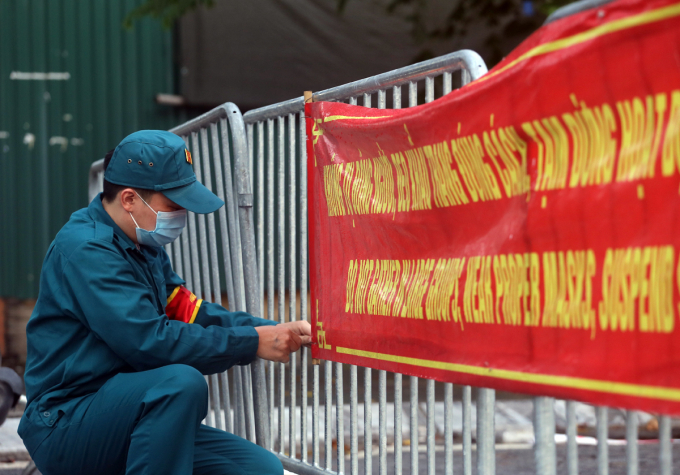 UBND phường Quảng An (quận Tây Hồ - Hà Nội) chỉ đạo các lực lượng tiến hành dựng chốt 