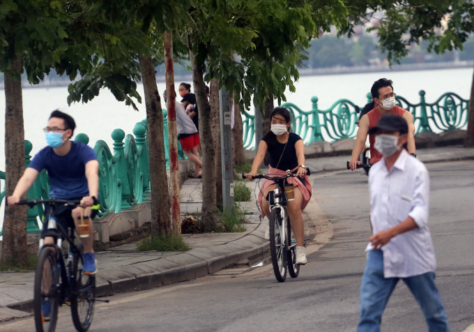 Người dân vẫn vô tư đạp xe thể thao quanh khu vực hồ Tây sau 18h