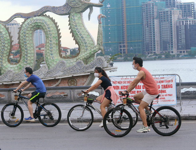 Dòng người bon bon trên xe đạp thể thao tại khu vực đôi rồng gốm thuộc phường Nhật Tân