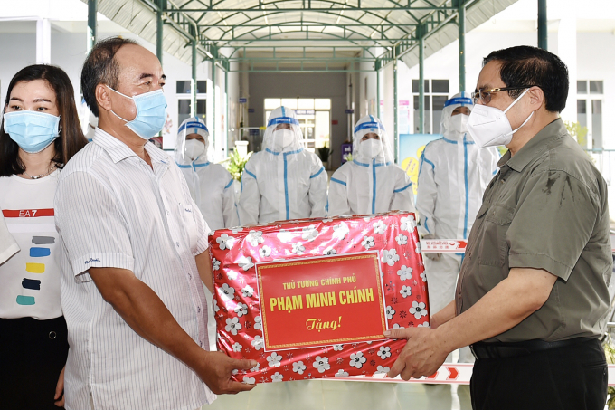 Thủ tướng tặng quà động viện đội ngũ y tế đang thực hiện nhiệm vụ điều trị cho bệnh nhân mắc COVID-19 tại đây