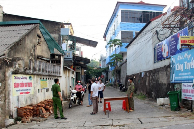 Lực lượng chức năng chuẩn bị phong tỏa khu vực tổ 2, phường Phùng Chí Kiên (ảnh chụp lúc 17h ngày 17. 7). Ảnh: CTV.