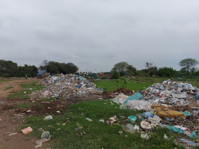 Bãi rác không phép vẫn ngang nhiên tồn tại bất chấp chỉ đạo của Quận Long Biên.