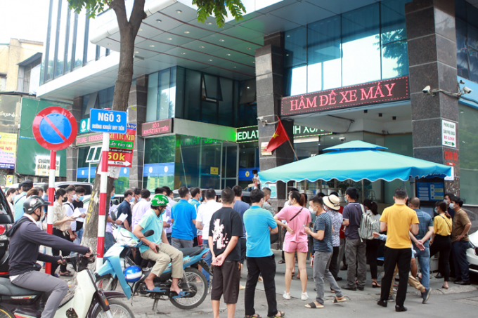 Ngay trong đầu giờ sáng, hàng trăm người đã đổ về Viện Kiểm định Quốc gia vaccine và sinh phẩm Y tế (phường Đại Kim, Hoàng Mai, Hà Nội)