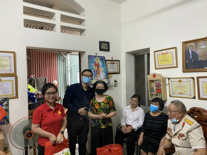 Chị Vân Anh, anh Việt Anh – Đại diện đoàn các nhà tài trợ trao các suất quà ý nghĩa cho các bác