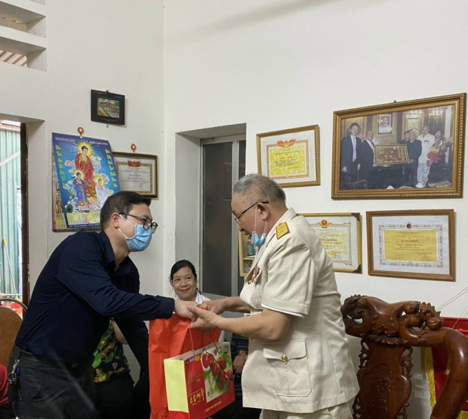 Anh Việt Anh trao quà cho bác Nguyễn Ngọc Loan