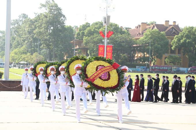 Đặt vòng hoa tưởng nhớ Chủ tịch Hồ Chí Minh