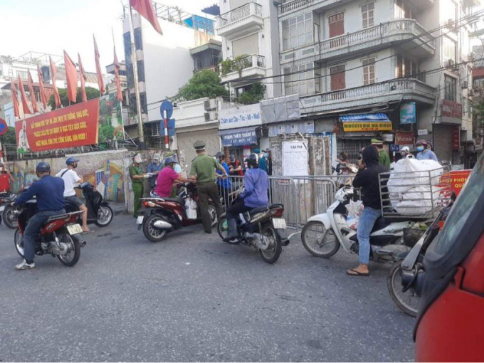 Cơ quan chức năng thực hiện nghiêm túc kiểm soát người ra vào tại phường Chương Dương, quận Hoàn Kiếm, Hà Nội