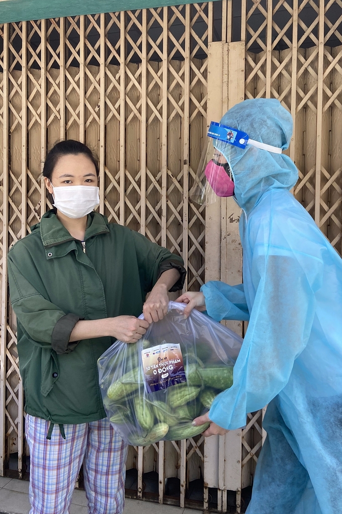 Khanh Vân bày tỏ: 'Chương trình vô cùng ý nghĩa, chung tay hỗ trợ người dân vượt qua khó khăn vì dịch bệnh. Để có thể thực hiện, đó là nhờ những tình cảm yêu thương và sự góp sức quý giá của rất nhiều người cùng các đơn vị phối hợp. Các chuyến xe sẽ có thêm nhiều cơ hội đi khắp mọi nơi để góp phần lan tỏa mạnh mẽ yêu thương đến mọi người'