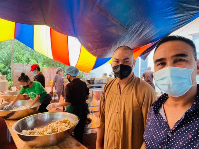 Quyền Linh thăm và tặng gạọ, rau củ cho bếp từ thiện Tường Nguyên của thầy Phú Minh (áo nâu) ở huyện Nhà Bè. Mỗi ngày bếp nấu 20.000 suất ăn từ thiện tặng người nghèo và các lực lượng tuyến đầu chống dịch
