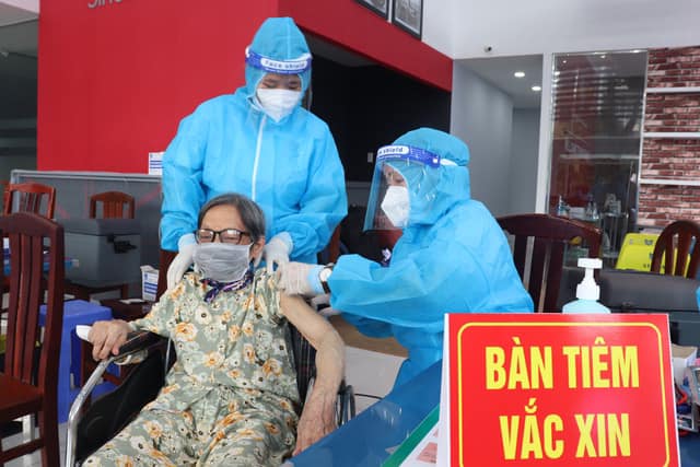 TP Hồ Chí Minh tiêm vaccine phòng COVID-19 cho người trên 65 tuổi. Ảnh: cand