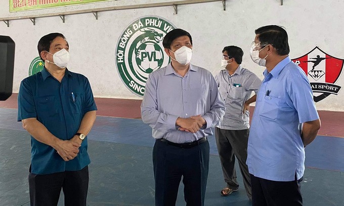 Bộ trưởng Long (giữa) và lãnh đạo tỉnh khảo sát địa điểm thiết lập Trung tâm điều trị tích cực tại Hoà Phú. Ảnh: VNE