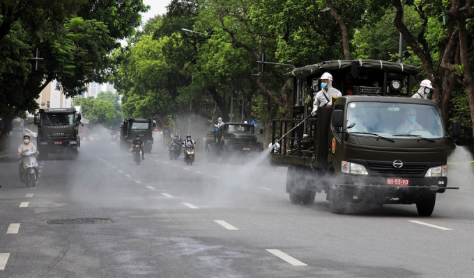 Phun khử khuẩn trên đường phố Hà Nội, tháng 7/2021. Ảnh: VNE
