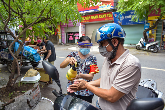 Người dân từ bên ngoài đi vào 