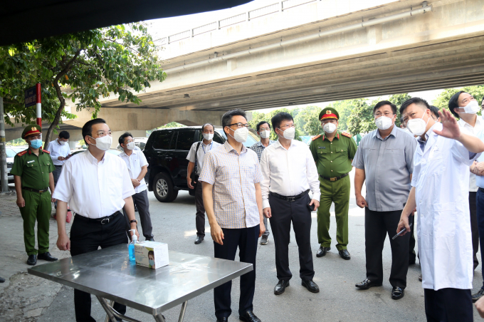 Phó Thủ tướng trực tiếp thị sát, kiểm tra tại khu phong tỏa tòa nhà VP6, bán đảo Linh Đàm, quận Hoàng Mai. Ảnh: VGP/Thiện Tâm