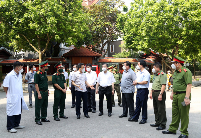 Phó Thủ tướng Vũ Đức Đam trao đổi nhanh với các đồng chí tham gia Đoàn kiểm tra, sau khi kiểm tra tại các địa điểm, Phó Thủ tướng Chính phủ  làm việc tại Sở Chỉ huy công tác phòng, chống dịch COVID-19 TP. Hà Nội. Ảnh: VGP/Thiện Tâm