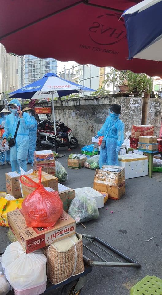 Hàng ngày nhận hàng ở cửa khẩu, phân loại theo khu vực