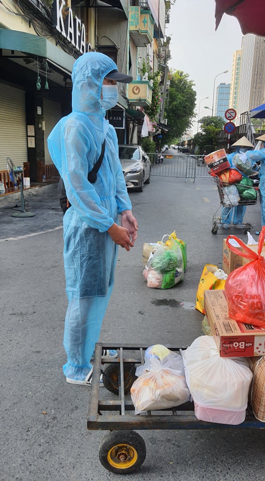 Sắp xếp hàng lên xe đẩy