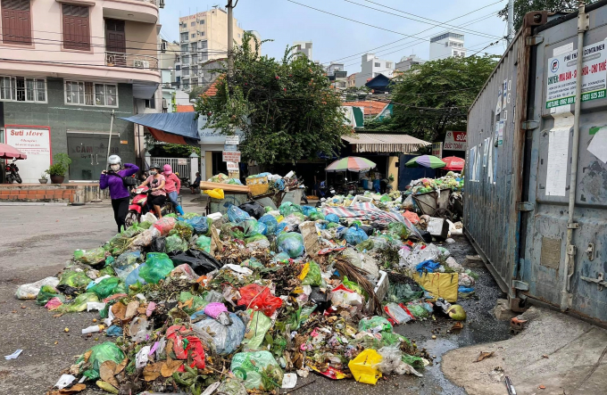 Đống rác lớn không được đưa đi tại khu vực chợ Vườn Đào