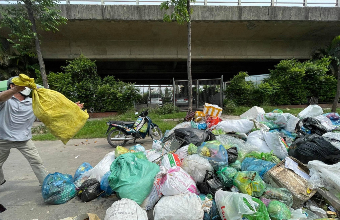Người dân thản nhiên vứt rác vì không có người thu gom tại khu phố