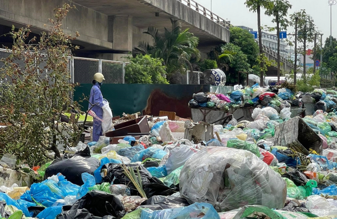 Công nhân vệ sinh môi trường lọt thỏm giữa bãi tập kết rác dưới chân cầu Bãi Cháy