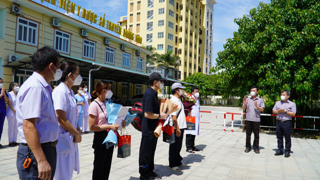 Bí thư Tỉnh ủy Quảng Bình, Giám đốc Sở Y tế Quảng Bình tới chúc mừng, dặn dò những bệnh nhân COVID-19 khỏi bệnh xuất viện.