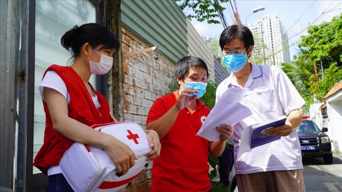Ngày 7.8, UBND Phường Thảo Điền, TP. Thủ Đức đã tiến hành tổ chức đội tiêm vaccine lưu động đến từng nhà để tiêm vaccine ngừa COVID-19 cho những công dân lớn tuổi, người có công trên địa bàn phường
