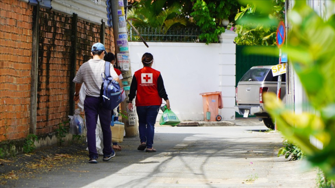 Ngoài đội tiêm lưu động này, hiện trên địa bàn phường Thảo Điền còn có 3 địa điểm thực hiện tiêm vaccine tập trung. Tính đến thời điểm hiện tại có khoảng hơn 8.000 người đã hoàn thành mũi tiêm đầu tiên