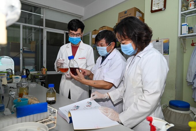 PGS.TS Lê Quang Huấn (giữa) cùng các cộng sự nghiên cứu thuốc Vipdervir. Ảnh: NVCC