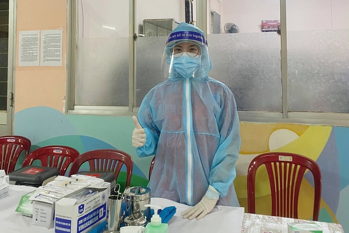 Chị gái kế của Thùy Dung cũng công tác ở bệnh viện nên hơn ba tháng qua làm tình nguyện viên chống dịch.