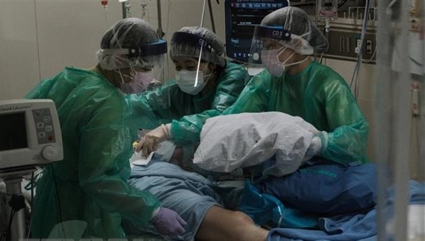 Điều trị cho bệnh nhân nhiễm COVID-19 tại bệnh viện ở Yokohama, Nhật Bản