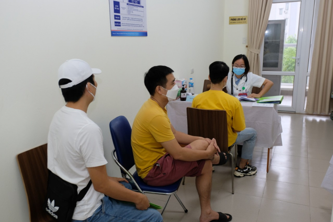 Người tình nguyện chờ khám sàng lọc trước lúc tiêm vaccine ARCT-154 phòng COVID-19 Ảnh: Trần Minh