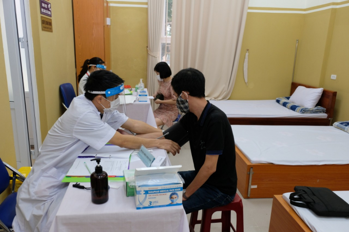 Đo huyết áp cho người tình nguyện trước khi tiêm vaccine ARCT-154 phòng COVID-19 Ảnh:Trần Minh