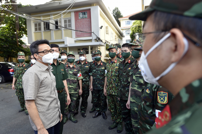 Phó Thủ tướng Vũ Đức Đam động viên các học viên Học viện Quân y vào chi viện cho các cơ sở điều trị, trạm y tế lưu động trên địa bàn quận Bình Thạnh