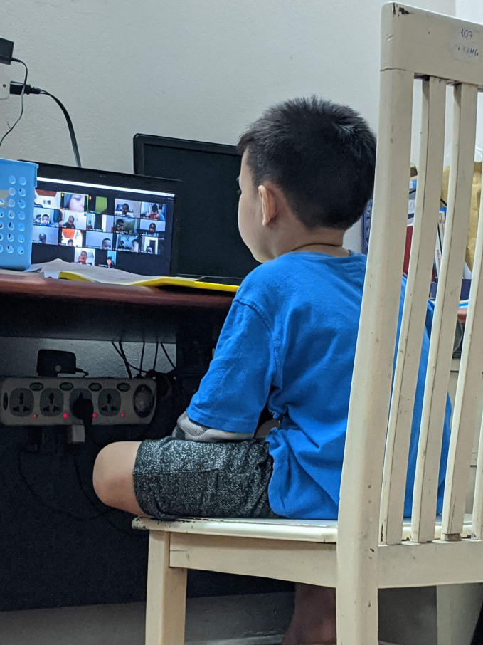 Con anh Nguyễn Quang Huy buổi đầu học online