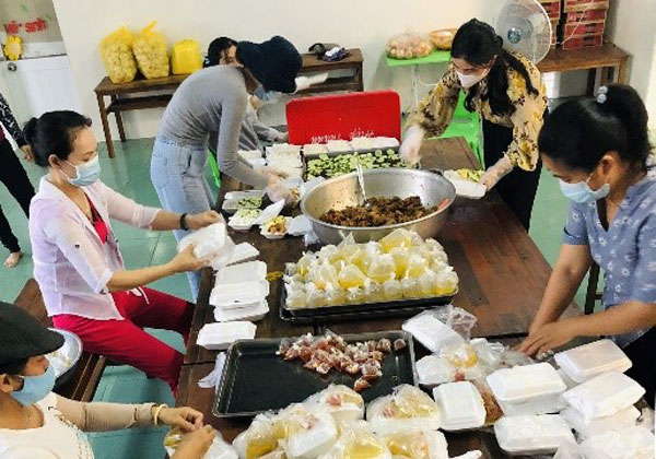 Các cô giáo bếp ăn Tình quê Sông Cầu chuẩn bị suất cơm miễn phí cho người dân ở 13 khu cách ly tập trung trên địa bàn thị xã