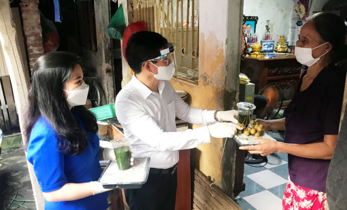 Những suất cơm từ chương trình “Triệu bữa cơm - Hà Nội nghĩa tình” được trao tận tay người có hoàn cảnh khó khăn trên địa bàn thành phố Hà Nội