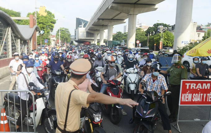 Cảnh sát giao thông căng mình kiểm soát lượng người vào sáng sớm 6/9