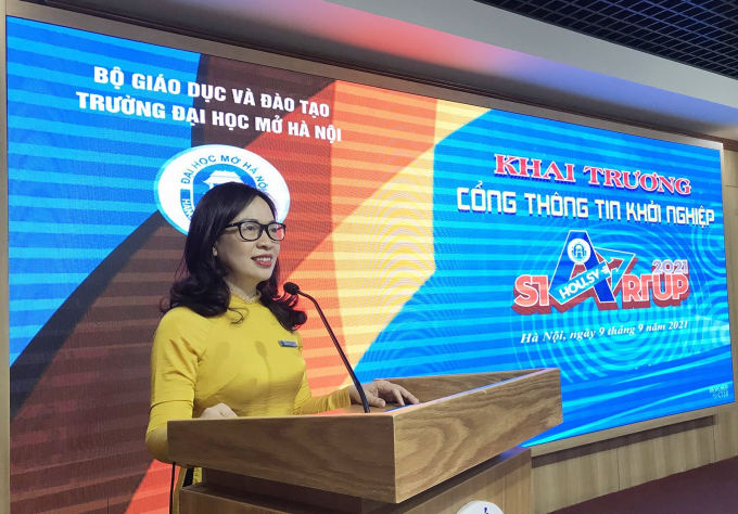 PGS.TS Nguyễn Thị Nhung – Ủy viên Ban thường vụ Đảng uỷ - Hiệu trưởng Trường ĐH Mở Hà Nội phát biểu khai mạc chương trình