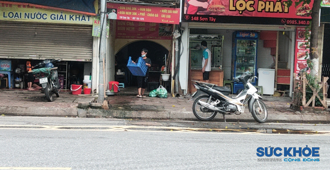 Các cửa hàng trên phố Sơn Tây tập nập, nhộn nhịp chuẩn bị thời khắc được mở hàng