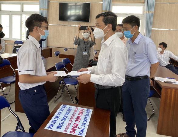 Bác sĩ Nguyễn Tri Thức đại diện tất cả nhân viên bệnh viện trao học bổng cho các em học sinh tại quận 8 sáng 17/9