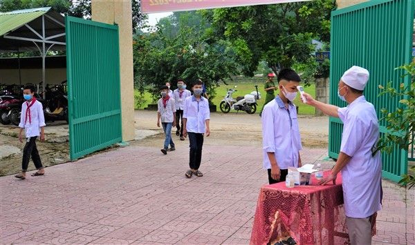 Học sinh Trường THCS Gia Phố, tỉnh Hà Tĩnh quay trở lại trường