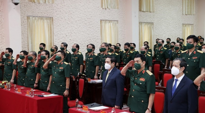 Thủ tướng Phạm Minh Chính và các đại biểu, học viên thực hiện nghi lễ chào cờ