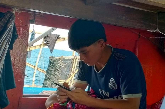 Em Nguyễn Đức Chiến (học sinh trường THPT Kỳ Anh, Hà Tĩnh) học online trên biển