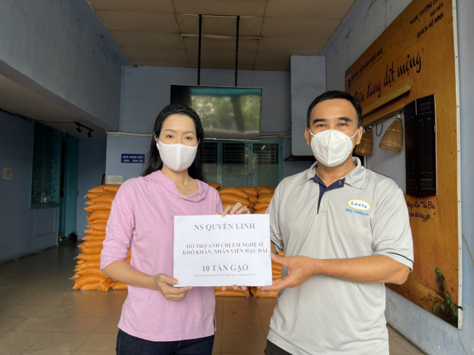 Ngoài 10 tấn gạo, MC Quyền Linh đại diện một doanh nghiệp trao 100 triệu đồng tiền mặt nhờ Trịnh Kim Chi gửi tới các nghệ sĩ, nhân viên hậu đài sân khấu bị ảnh hưởng của đại dịch.