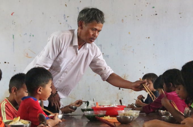 Thầy A Phiên chăm chút cho mỗi học trò trong bữa ăn