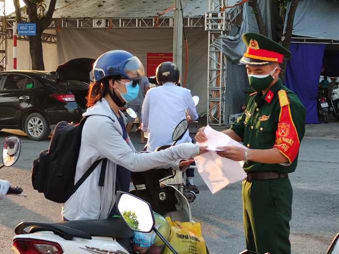 Đội Cảnh sát Giao thông đường bộ số 1 kiểm tra giấy tờ người dân. Ảnh: Thu Trang