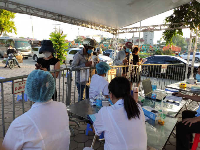 Người dân khai báo y tế di chuyển tại chốt kiểm dịch số 4. Ảnh: Thu Trang